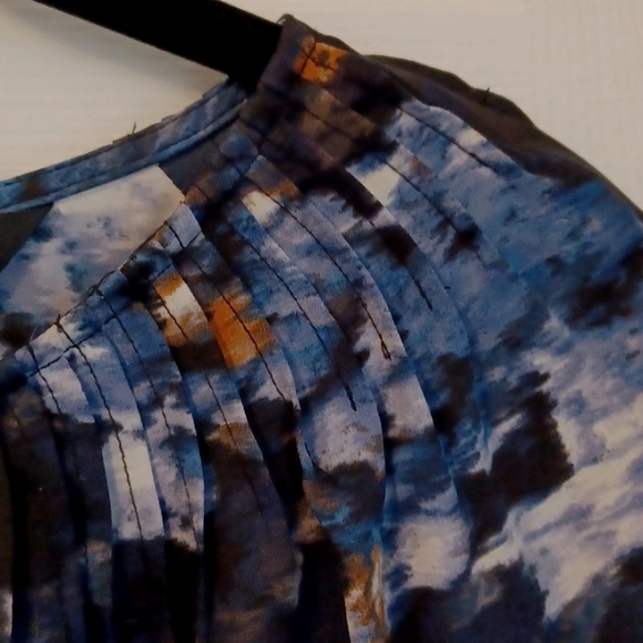 Simply Vera by Vera Wang Blue & Black Floral Blouse, Size Medium - Picture 10 of 13